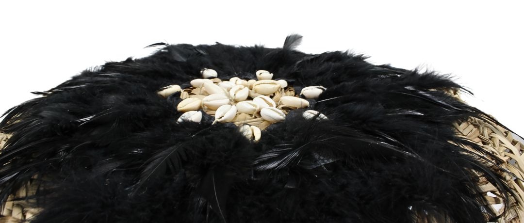Geantă Boho din Fibre Naturale cu Pene Negre și Scoici – Hoff Interieur
